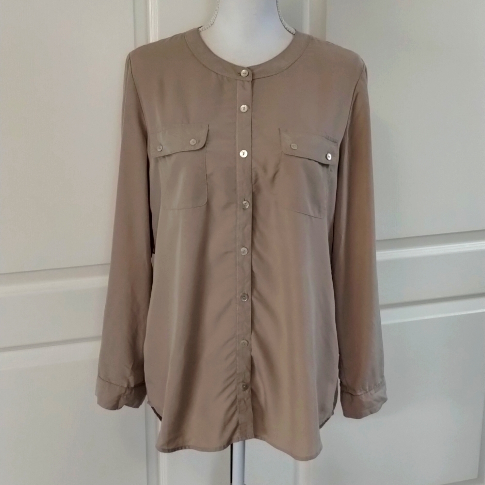 Chico's blouse tan size med 8 Button down long sleeve blouse pockets size 1